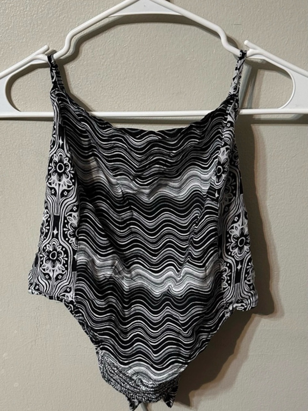 SO Goods for Life Women's XL Black & White Tie-Front Crop Tank Top